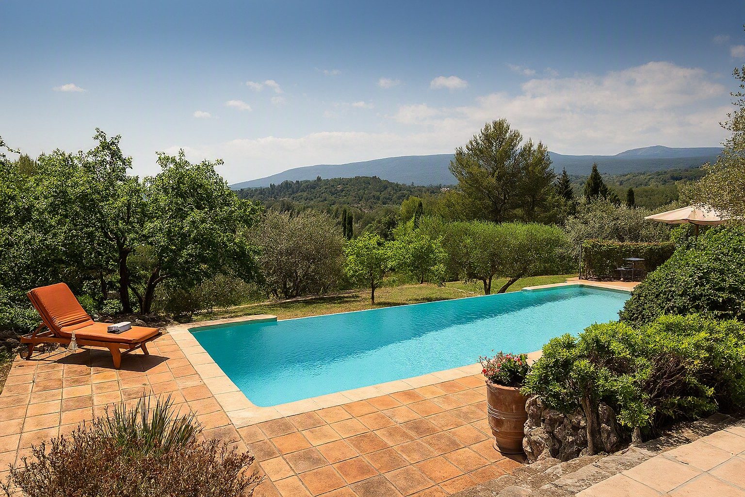 La piscine à débordement et ses transats