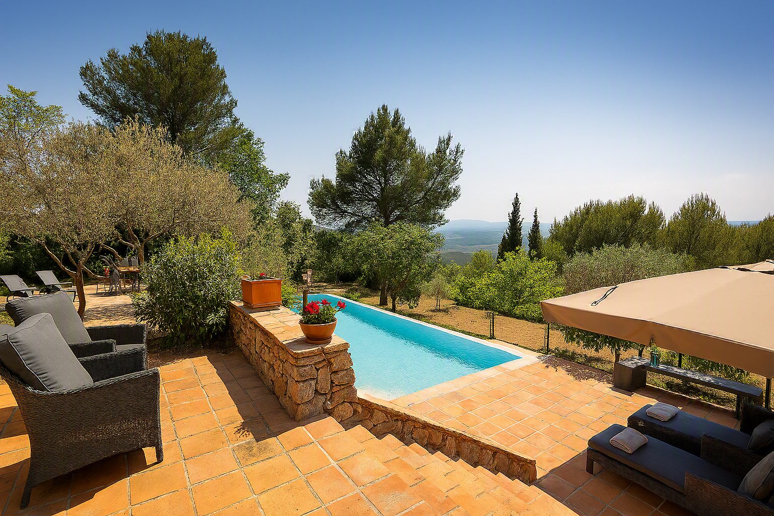 La piscine face aux collines de Provence