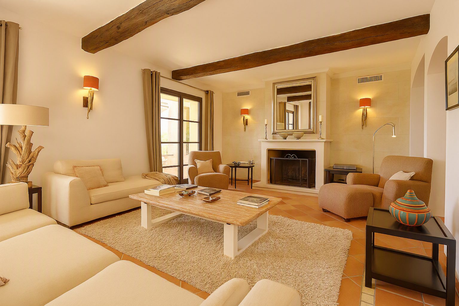 Le salon et sa cheminée
