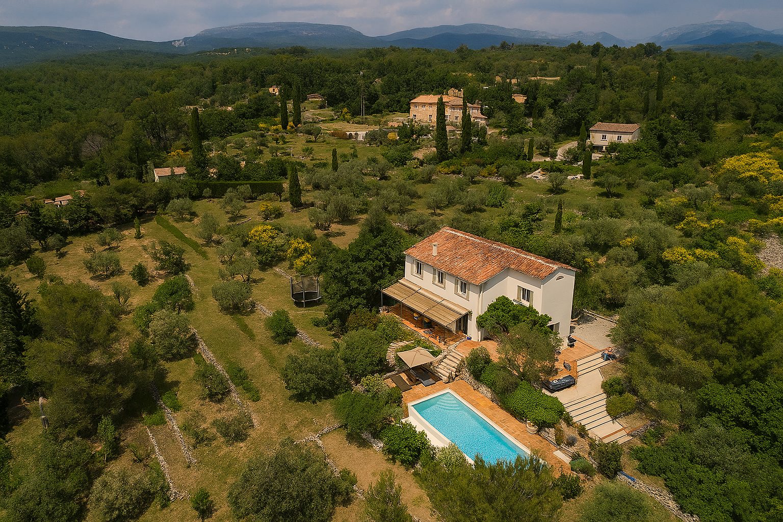 Vue aérienne de Sandoria, sa piscine à débordement et son oliveraie