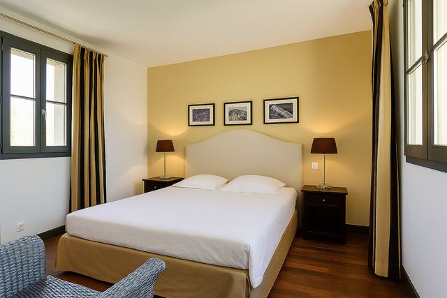 Chambre ocre